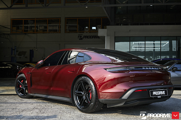 Фото дисков Vossen HF-1 Черный глянец на Porsche Taycan I
