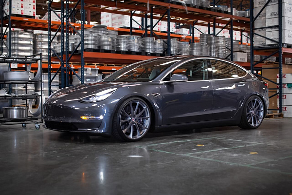 Фото дисков HRE P204 Глянцевый темный лак на Tesla Model 3