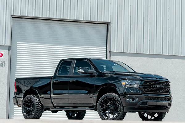 Фото дисков 4PLAY 4P55 Черный глянец на Ram 1500 V