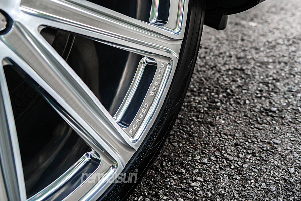 Фото дисков Vossen UV-2 Глянцевый лак на Land Rover Range Rover Velar