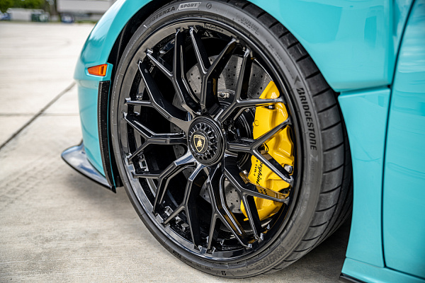Фото дисков Brixton Forged CM6-R Черный глянец на Lamborghini Huracan