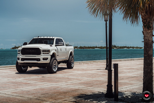 Фото дисков Vossen VFX-03 Черный глянец на Ram 1500 V