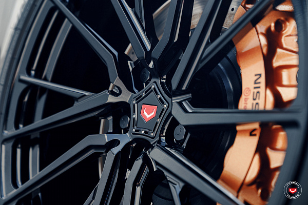 Фото дисков Vossen M-X4T Черный глянец на Nissan GT-R