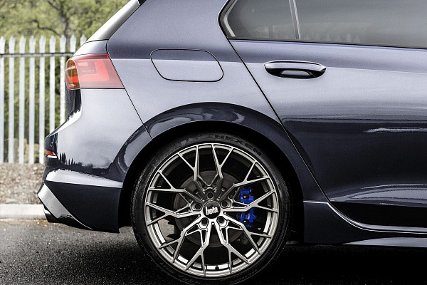 Фото дисков Bola FLX Глянцевый графит на Volkswagen Golf VIII