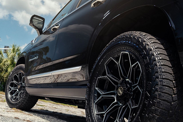 Фото дисков 4PLAY 4P83 Черный глянец на GMC Yukon V