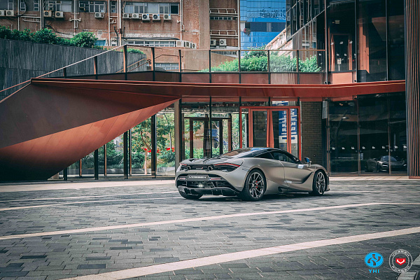 Фото дисков Vossen EVO-2R Черный глянец на McLaren 720S