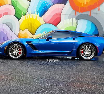 Фото дисков Strasse Wheels R10 Signature на Chevrolet Corvette C7