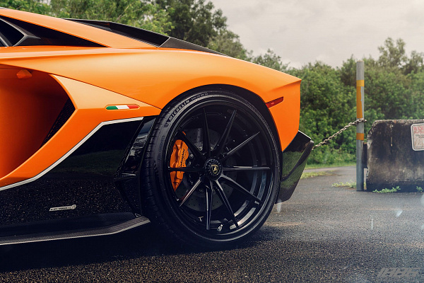Фото дисков 1886 Wheels G010 Черный сатин на Lamborghini Aventador
