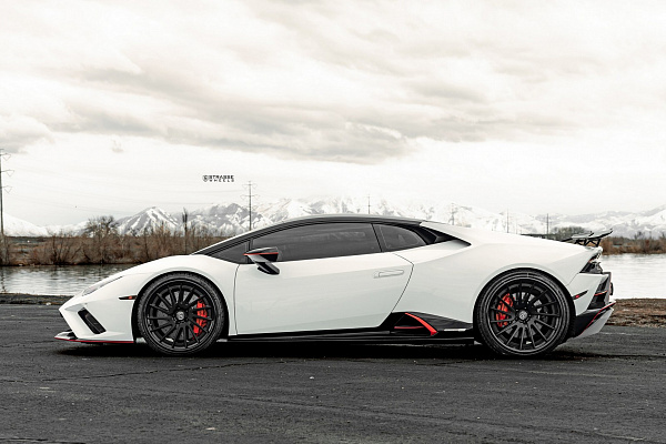 Фото дисков Strasse Wheels SV15T Deep Concave FS Черный матовый на Lamborghini Huracan