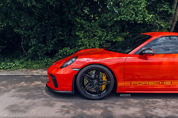 Фото дисков Strasse Wheels SV2 Deep Concave Monoblock Черный глянец на Porsche 911 VII