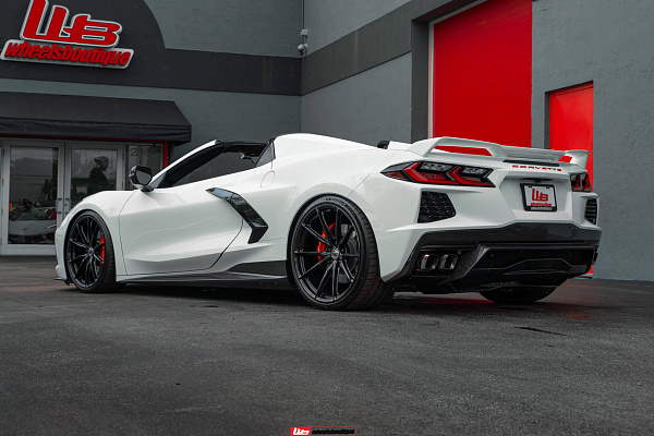 Фото дисков HRE P104SC Черный глянец на Chevrolet Corvette C8