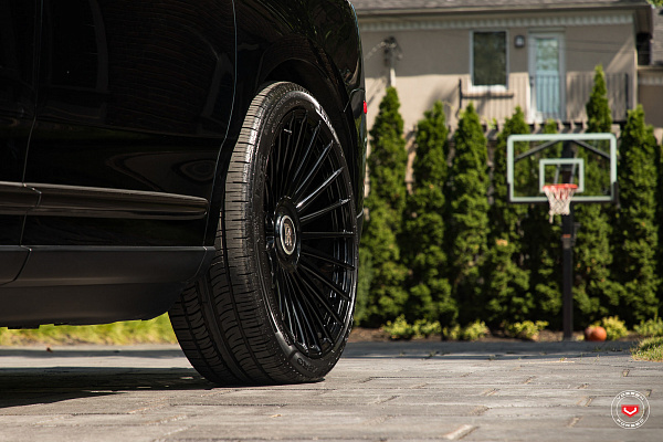 Фото дисков Vossen S17-13 Черный глянец на Rolls-Royce Cullinan