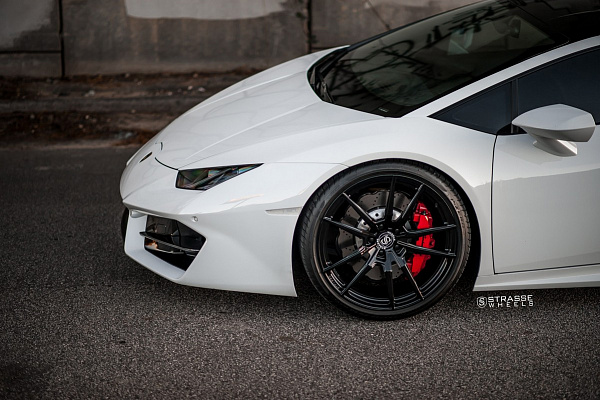 Фото дисков Strasse Wheels SV1 Deep Concave Monoblock Черный глянец на Lamborghini Huracan