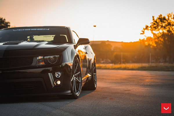 Фото дисков Vossen VFS-10 Глянцевый графит на Chevrolet Camaro V