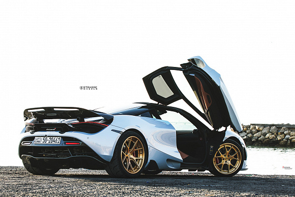 Фото дисков Strasse Wheels SM5R Deep Concave FS Сатиновое золото на McLaren 720S