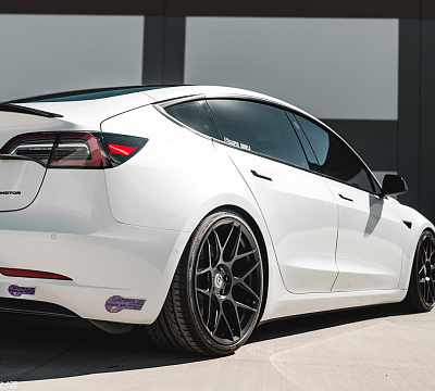 Фото дисков HRE FF01 на Tesla Model 3
