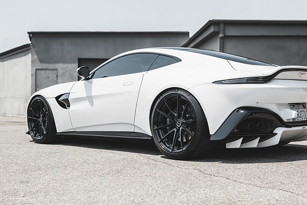 Фото дисков Brixton Forged WR3.2 Черный глянец на Aston Martin Vantage 4