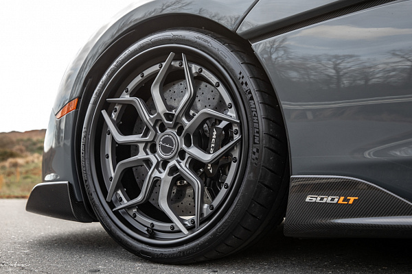 Фото дисков Brixton Forged PF9 Сатиновый графит на McLaren 600
