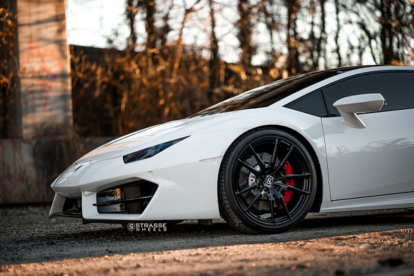 Фото дисков Strasse Wheels SV1 Deep Concave Monoblock Черный глянец на Lamborghini Huracan