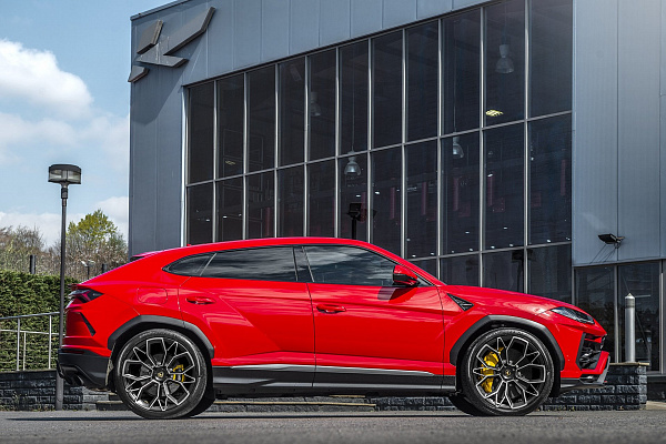Фото дисков Kahn Type 53 Алмазная проточка на Lamborghini Urus