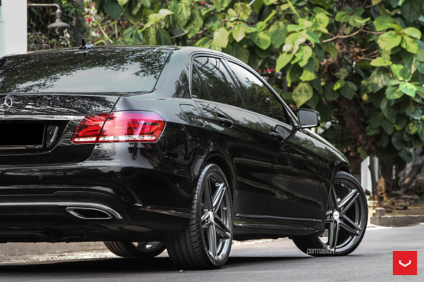 Фото дисков Vossen VFS-5 Глянцевый графит на Mercedes-Benz E-Class (W212, S212, C207)