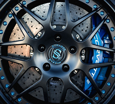 Фото дисков Strasse Wheels SV8 Signature на Chevrolet Corvette C6