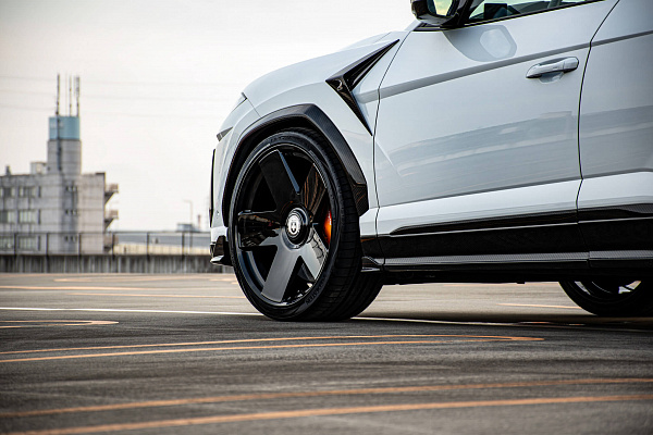 Фото дисков HRE L105M Черный глянец на Lamborghini Urus