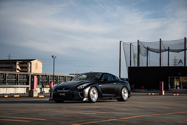 Фото дисков HRE 555 GTM Глянцевый лак на Nissan GT-R
