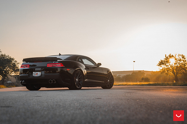 Фото дисков Vossen VFS-10 Глянцевый графит на Chevrolet Camaro V