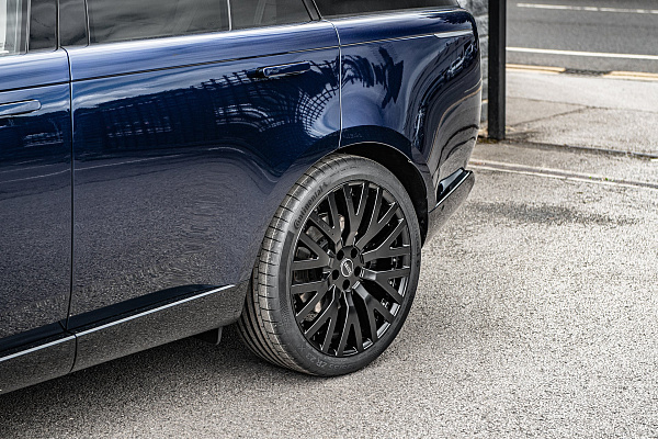 Фото дисков Kahn RS-2 Черный сатин на Land Rover Range Rover V