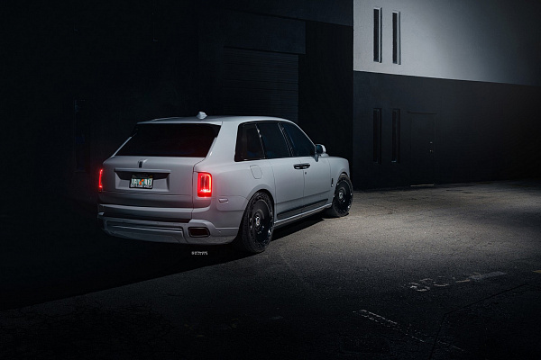 Фото дисков Strasse Wheels SV101 Deep Concave Duoblock RR Черный глянец на Rolls-Royce Cullinan