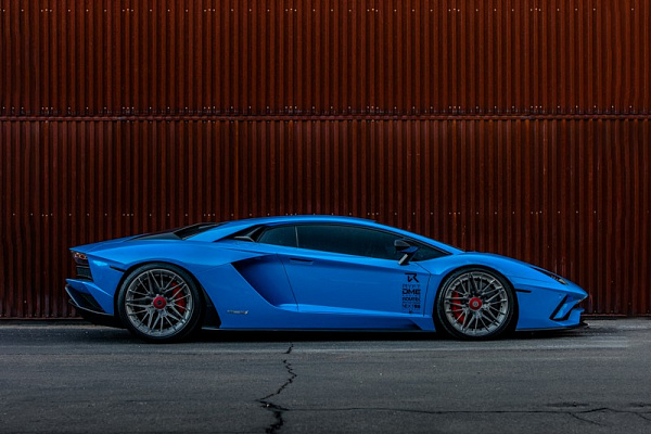 Фото дисков Brixton Forged VL4 Сатиновый темный лак на Lamborghini Aventador