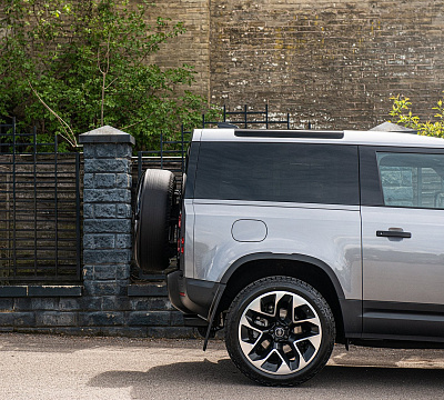 Фото дисков Kahn Type 60 RS2 на Land Rover Defender II
