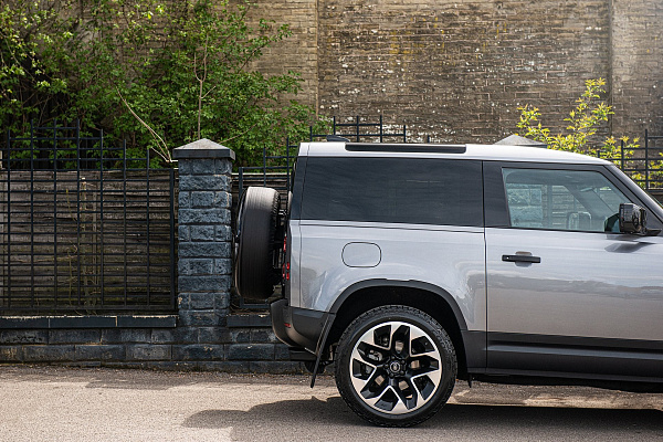 Фото дисков Kahn Type 60 RS2 Алмазная проточка на Land Rover Defender II