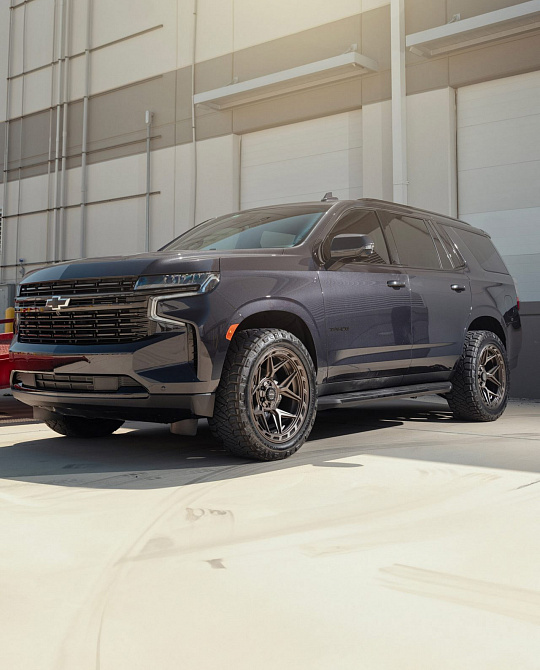 Фото дисков 4P55 Сатиновая бронза на Chevrolet Tahoe V