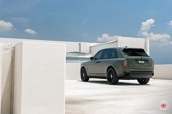 Фото дисков Vossen S17-16 Черный глянец на Rolls-Royce Cullinan