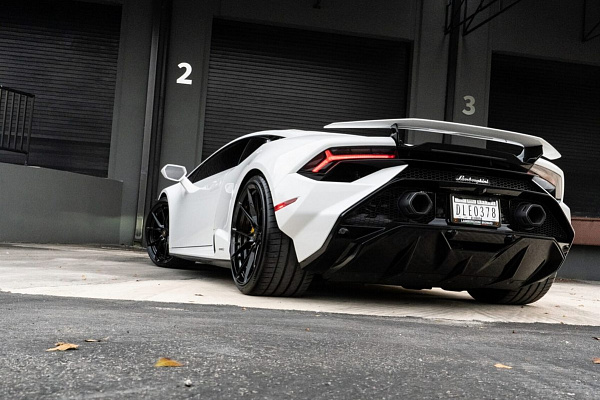 Фото дисков Anrky AN22 Черный глянец на Lamborghini Huracan