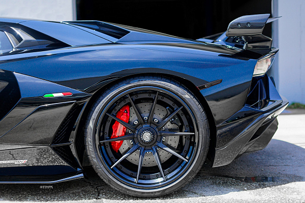 Фото дисков Strasse Wheels SV10 Deep Concave FS Черный сатин на Lamborghini Aventador