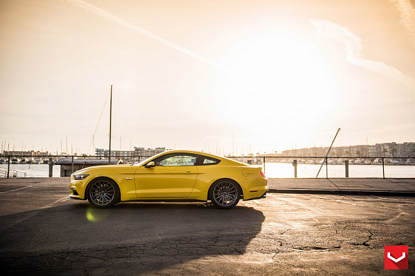 Фото дисков Vossen VFS-2 Глянцевый графит на Ford Mustang VI