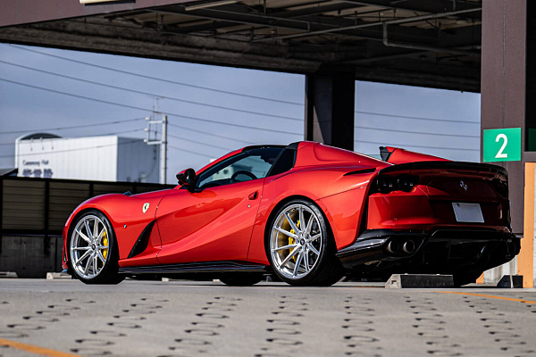 Фото дисков HRE P104SC Глянцевый лак на Ferrari 812