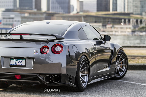 Фото дисков Strasse Wheels R10 Deep Concave Сатиновый темный лак на Nissan GT-R