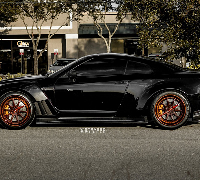 Фото дисков Strasse Wheels R10 Competition на Nissan GT-R