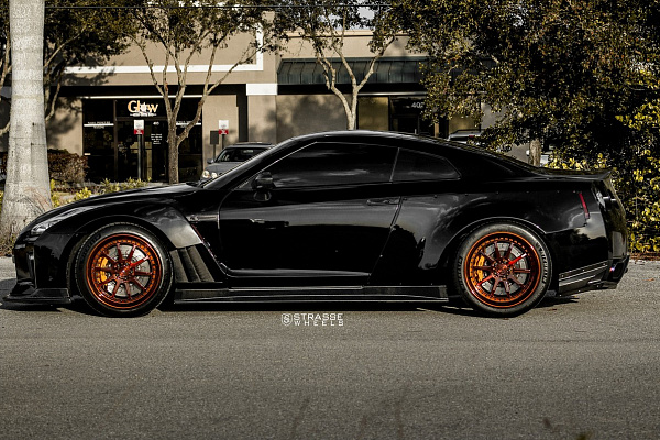 Фото дисков Strasse Wheels R10 Competition Другой цвет на Nissan GT-R