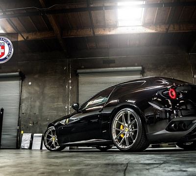 Фото дисков HRE P101 на Ferrari FF