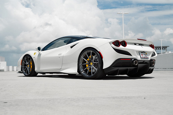 Фото дисков Anrky AN12 Глянцевый темный лак на Ferrari F8