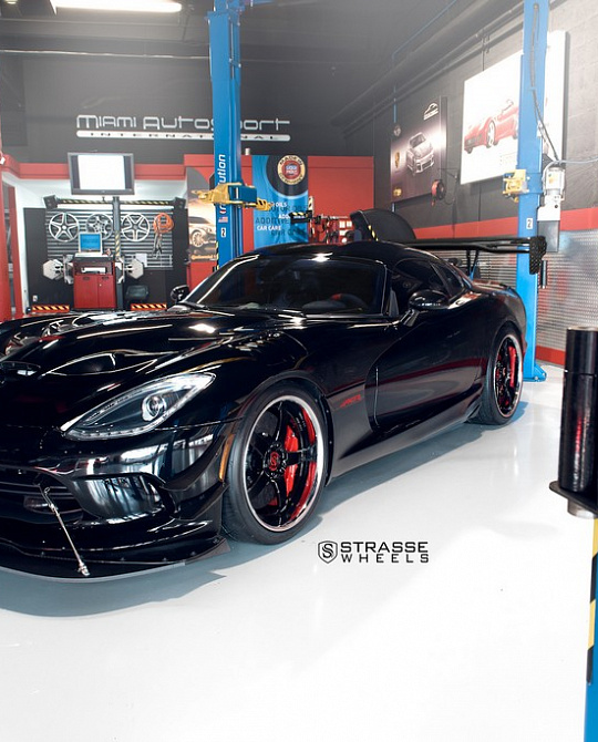 Фото дисков S5 Signature Черный глянец на Dodge Viper