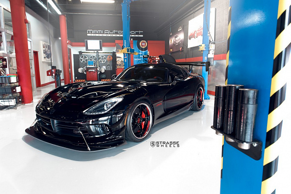 Фото дисков Strasse Wheels S5 Signature Черный глянец на Dodge Viper