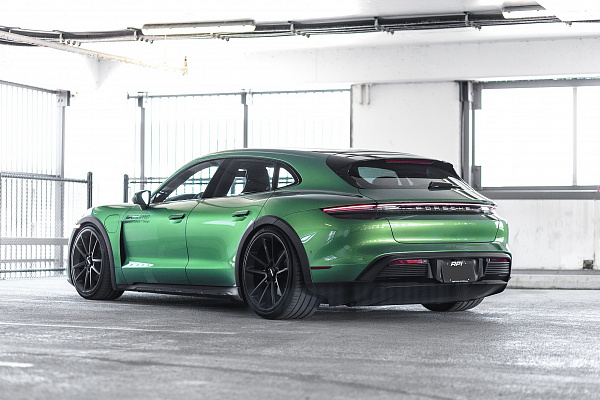 Фото дисков Rotiform BTL Черный сатин на Porsche Taycan I