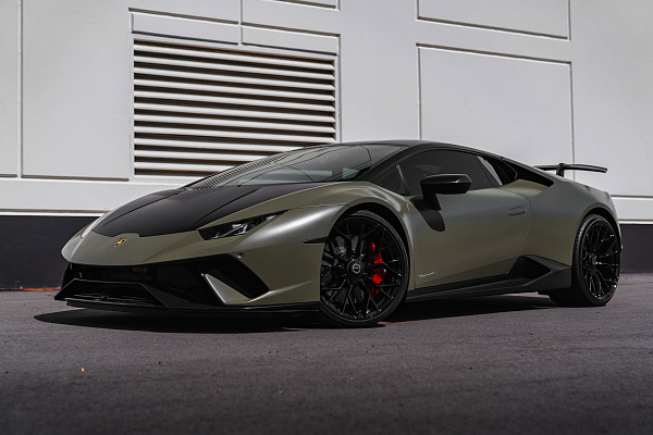 Фото дисков Brixton Forged PF10 Черный глянец на Lamborghini Huracan