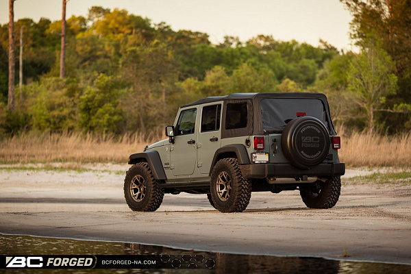 Фото дисков BC Forged RZ05 Сатиновая бронза на Jeep Wrangler III (JK)